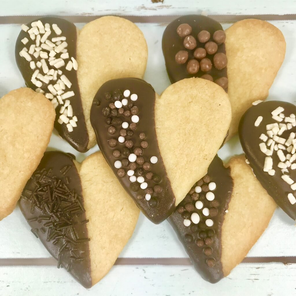 Chokladdoppade mördegshjärtan med olika sorters chokladströssel. 