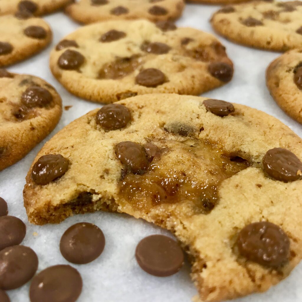 Kolacookies med ett bett i.